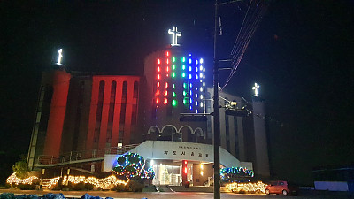 2025년 성탄트리 외벽 장식 및 페인트칠