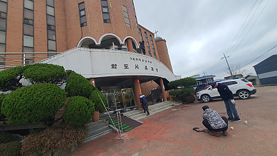 2025년 성탄트리 외벽 장식 및 페인트칠