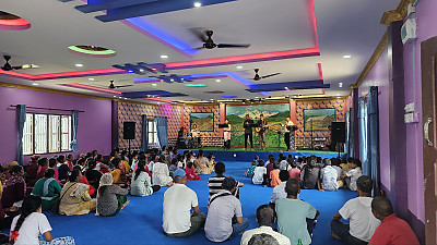 골카리 교회 예배 모습